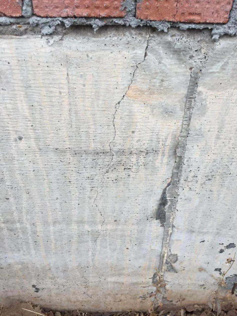 На стене появились трещины. Усадочные трещины бетона в железобетонных. Трещины в фундаменте. Волосяные трещины в фундаменте. Микротрещина в фундаменте.