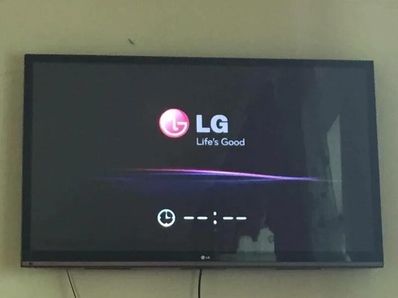 Включении телевизора загорается экран. Телевизор LG 32 дюйма Life's good. LG 621 телевизор. Телевизор LG включается. Кнопка включения телевизора LG.
