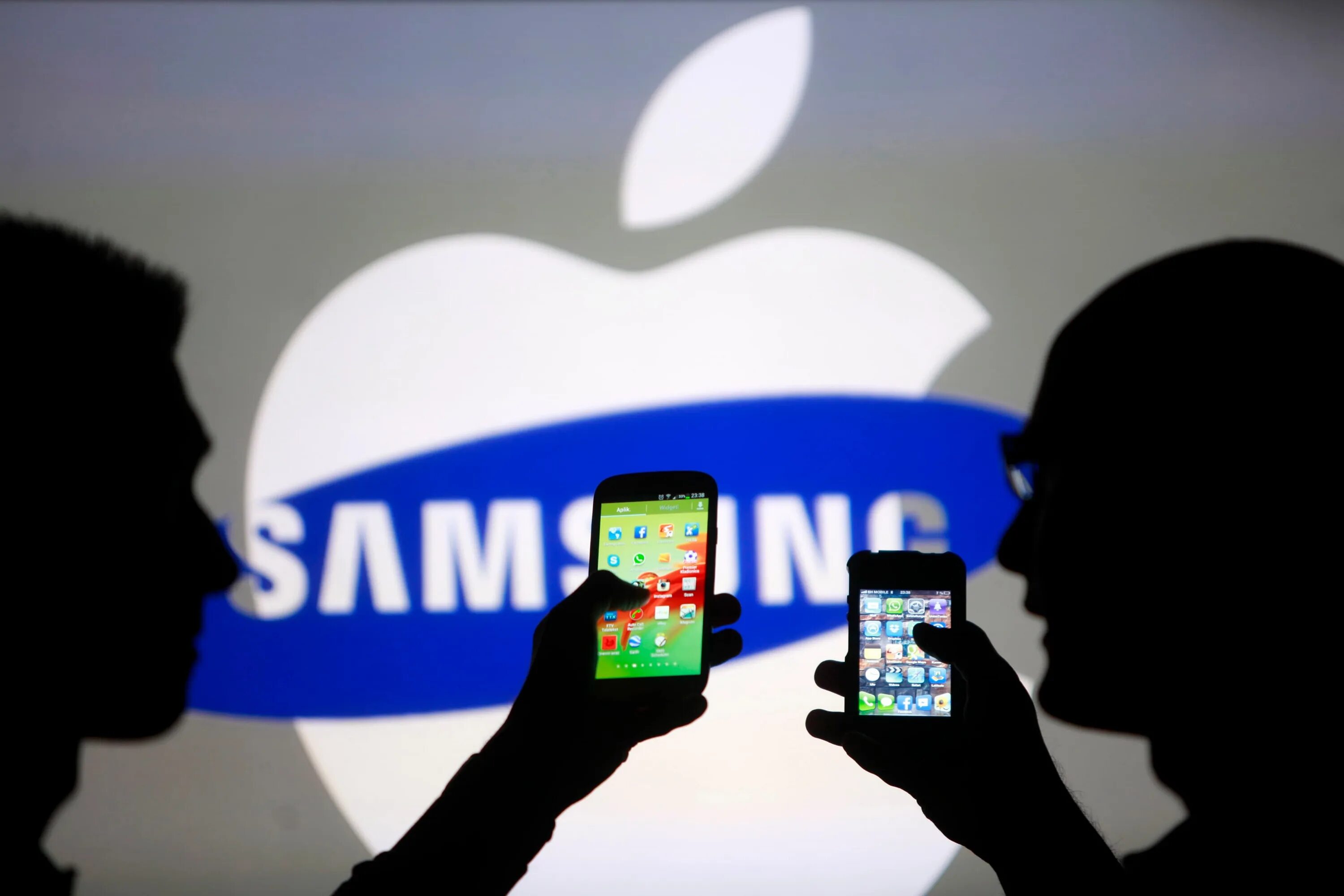 Samsung против iphone. Самсунг и эпл. Apple против Samsung. Самсунг vs айфон. Конкуренция Эппл и самсунг.