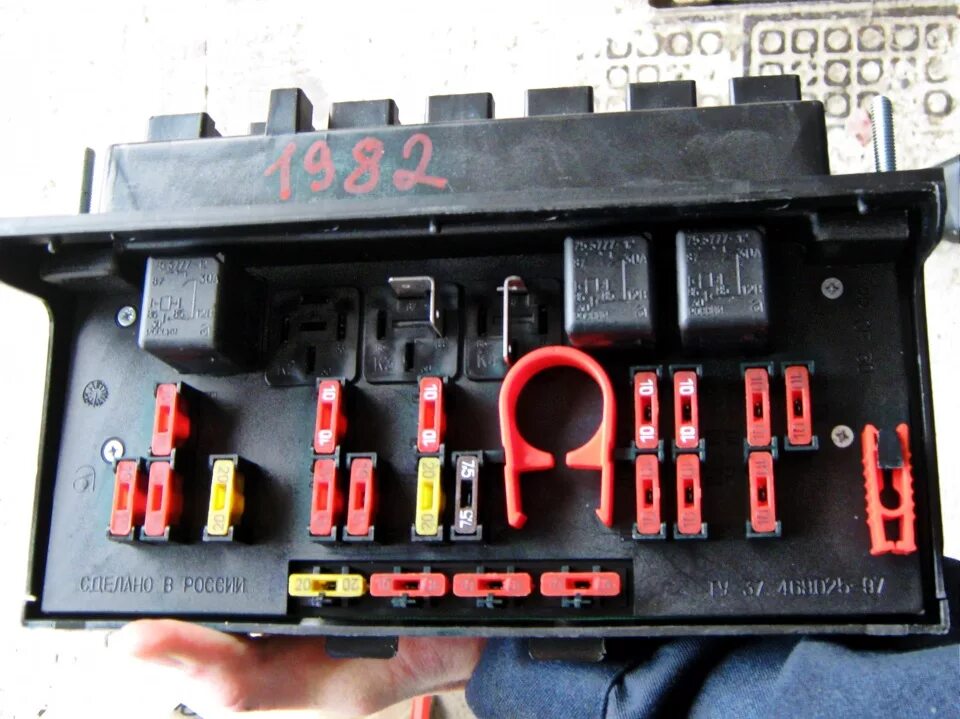 Монтажный блок ВАЗ 2104 инжектор. Блок реле 2107. Монтажный блок ВАЗ 2105 инжектор. Монтажный блок ВАЗ 2107. Предохранители семерки