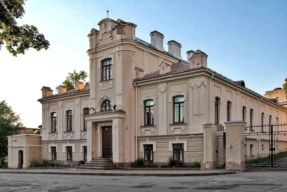 Дом чайковского в клину. Танцующий дом прага чехия. It house. Дом в английском стиле с фронтонами. Посещающий дом.