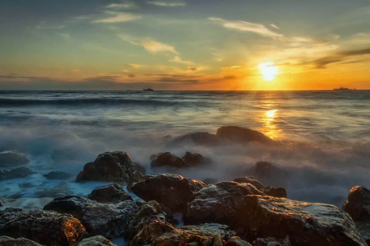 Вечер море слушать. Вид на море вечером. Вечернее море. Одинокий парень у моря. Sunset on the sea.