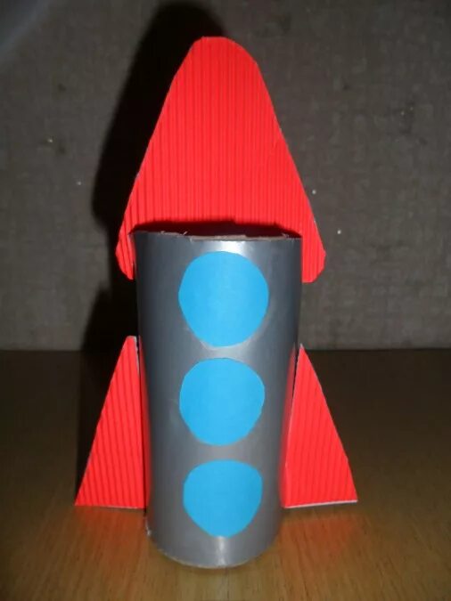 Ракета из втулки ко дню космонавтики. Ракета из втулки. Ракета из бумаги для детей. Ракета из бумажных втулок. Ракета из туалетной втулки.