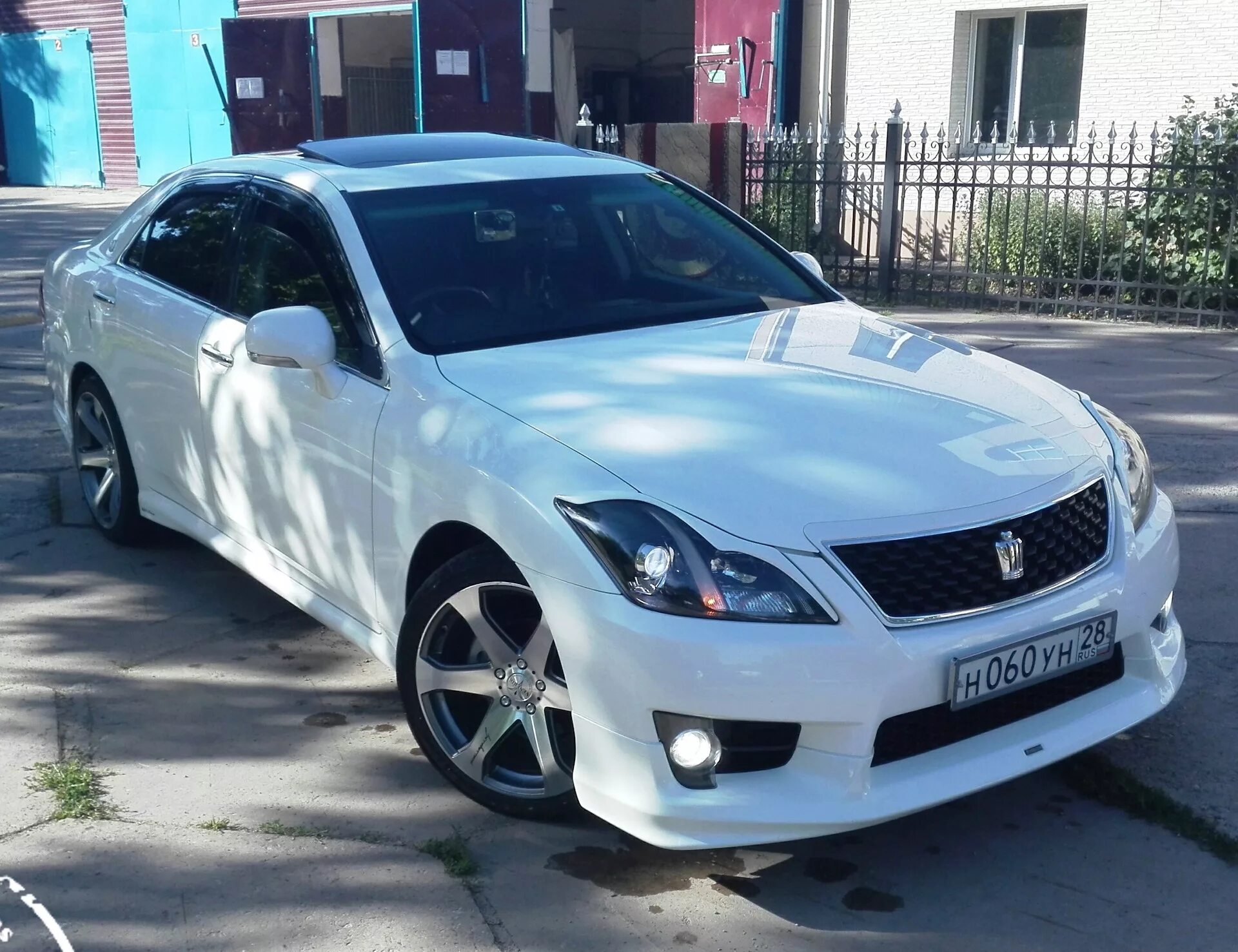 Купить тойота хабаровск дром. Краун 200. Crown 200 2011. Toyota Crown 2011. Краун 2.5 200.