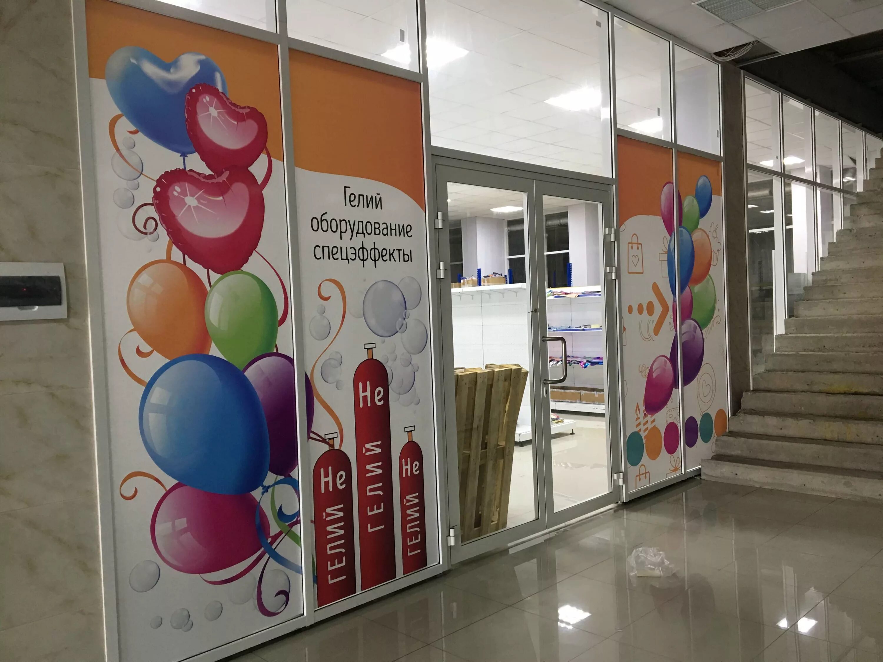 Печать на пленке самоклеящейся. Широкоформатная печать на самоклеющейся пленке. Полноцветная печать на самоклеящейся пленке. Самоклейка для широкоформатной печати. Печать на пленке самоклеящейся.