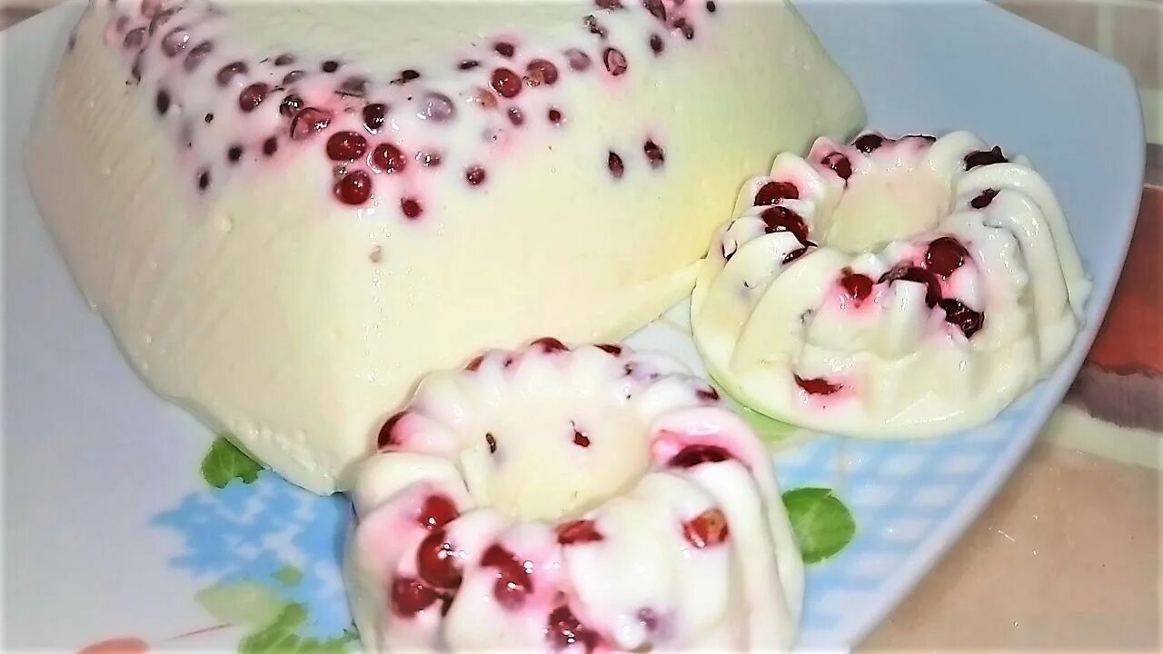 Творожный десерт с ягодами. Десерт с клубникой и творогом. Творожный десерт с желатином. Десерт из творога с желатином и ягодами. Десерт из творога с желатином и ягодами.