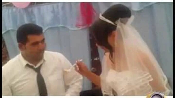 Жених ударил невесту. Азербайджанский жених прикол. Жених ударил невесту на свадьбе. Жених ударил невесту на свадьбе видео. Измена невесты жениху видео