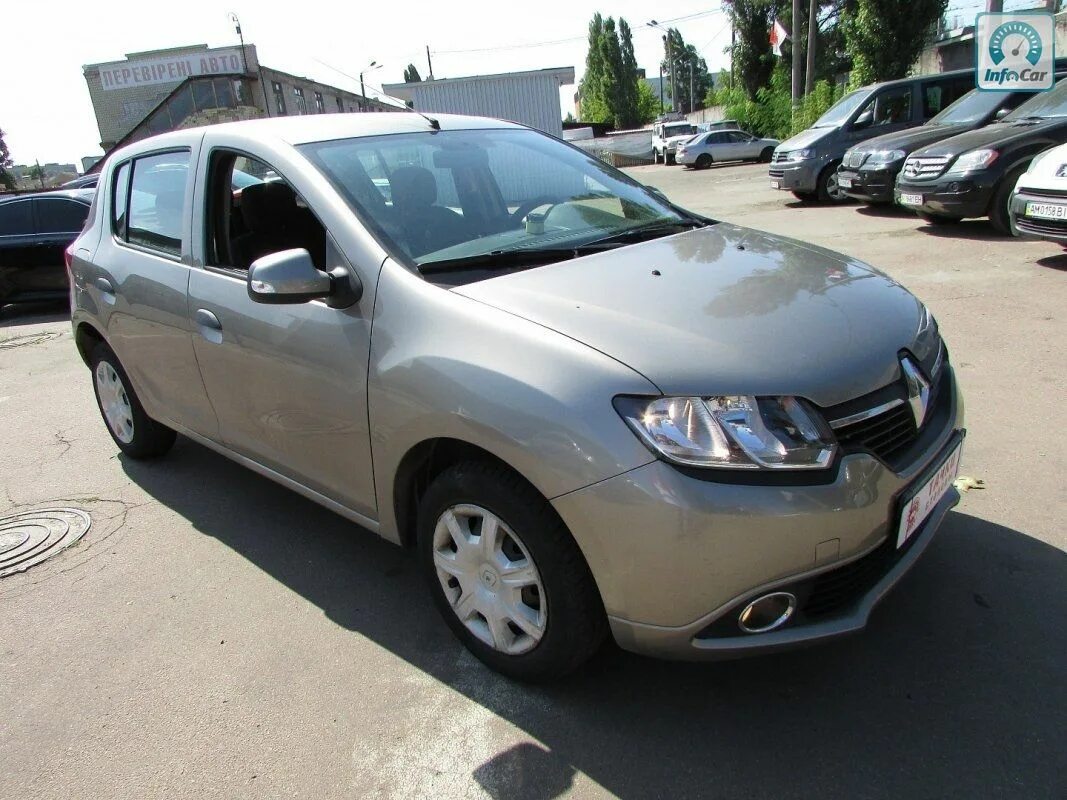 Renault sandero 2013. Рено Сандеро 2013. Шаравое на Рено Сандеро 2013года. Renault Sandero 2013 года фото.