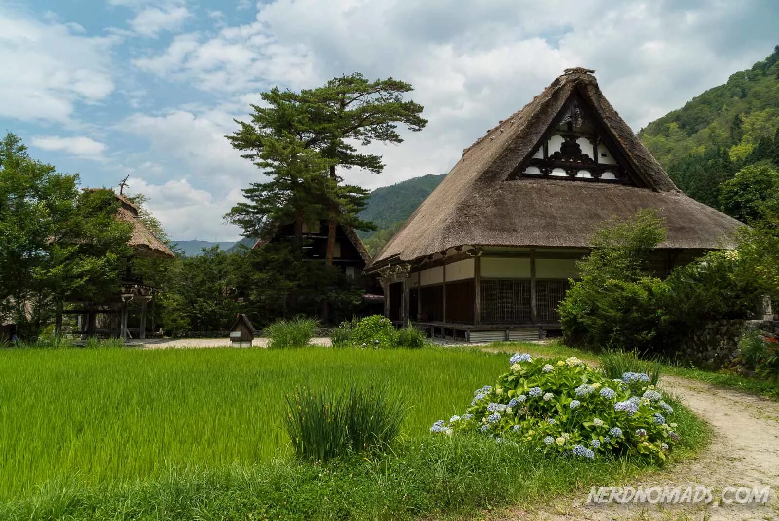 Japanese village. Храм деревни Сиракава. Деревня Сиракава-го Япония. Сугисава японская деревня. Деревни в префектуре Кумамото.