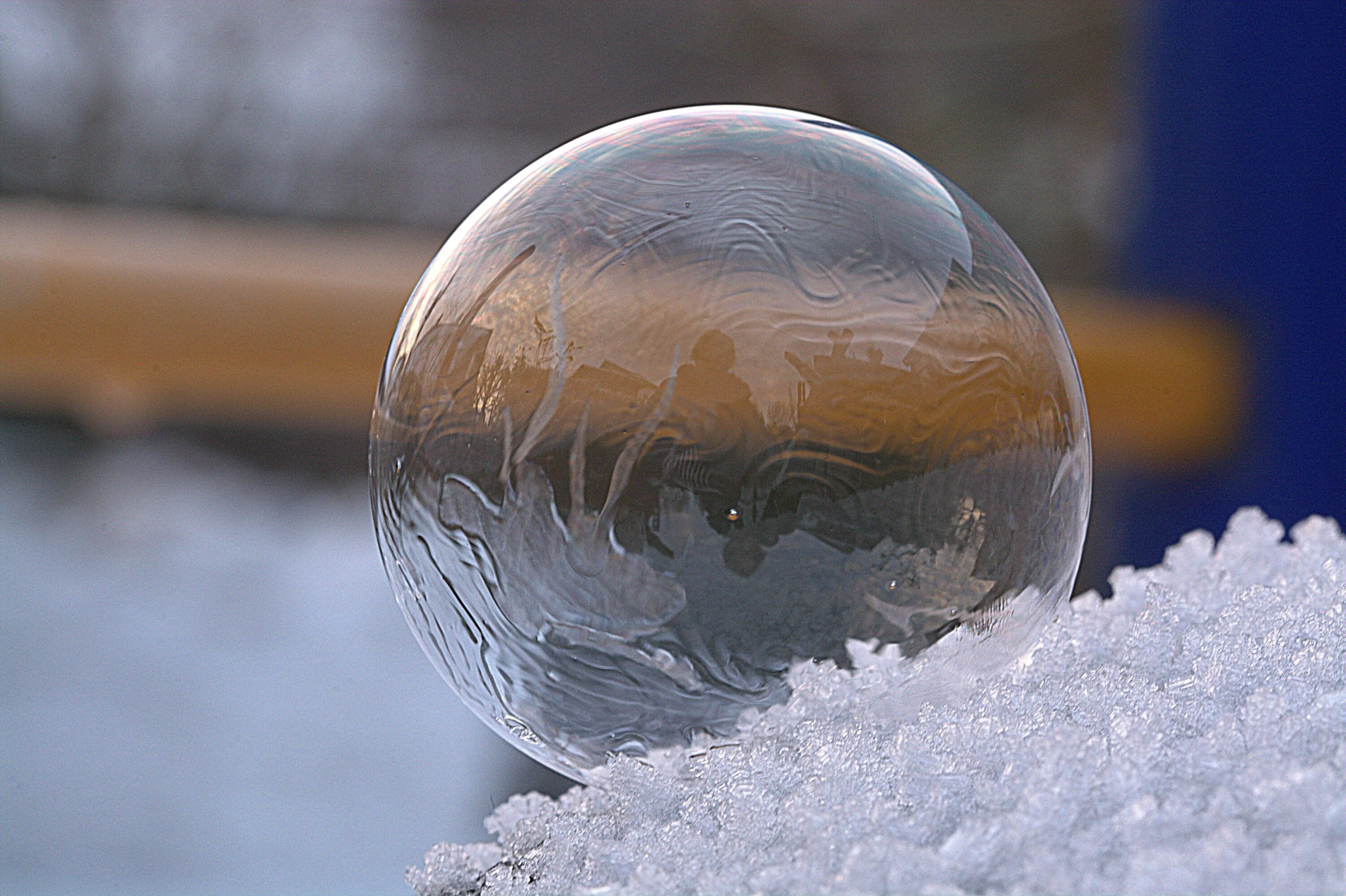 Замерзание воды. Замерзший мыльный пузырь. Ледяные мыльные пузыри. Ледяной шар. Замороженный мыльный пузырь.