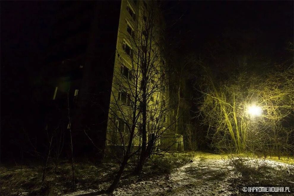 Припять мистика. Свет в припяти. чернобыль заброшки ночью. припять ночью заброшки. город припять ночью.