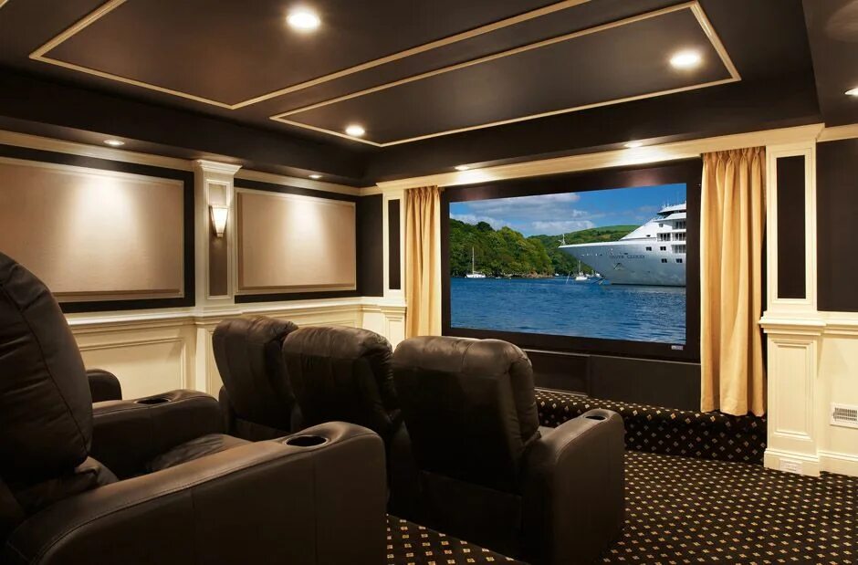 Кинотеатры домашние интерьер. Домашний кинозал. Питание домашнего кинотеатра. Проектор для домашнего кинотеатра. Домашний кинотеатр интерьер.