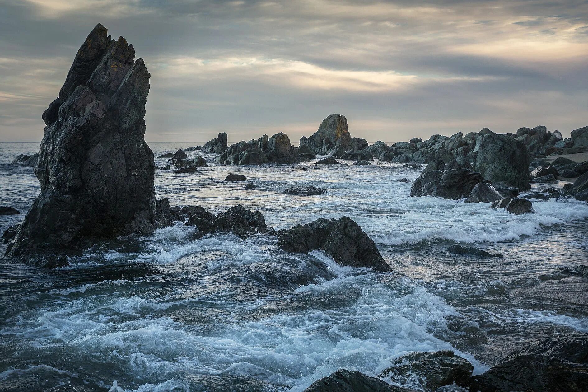 Дальний берег давно. Охотское море Сахалин. Берег Охотского моря. Скалистый берег Охотского моря. Юго-Восточное побережье Охотского моря.