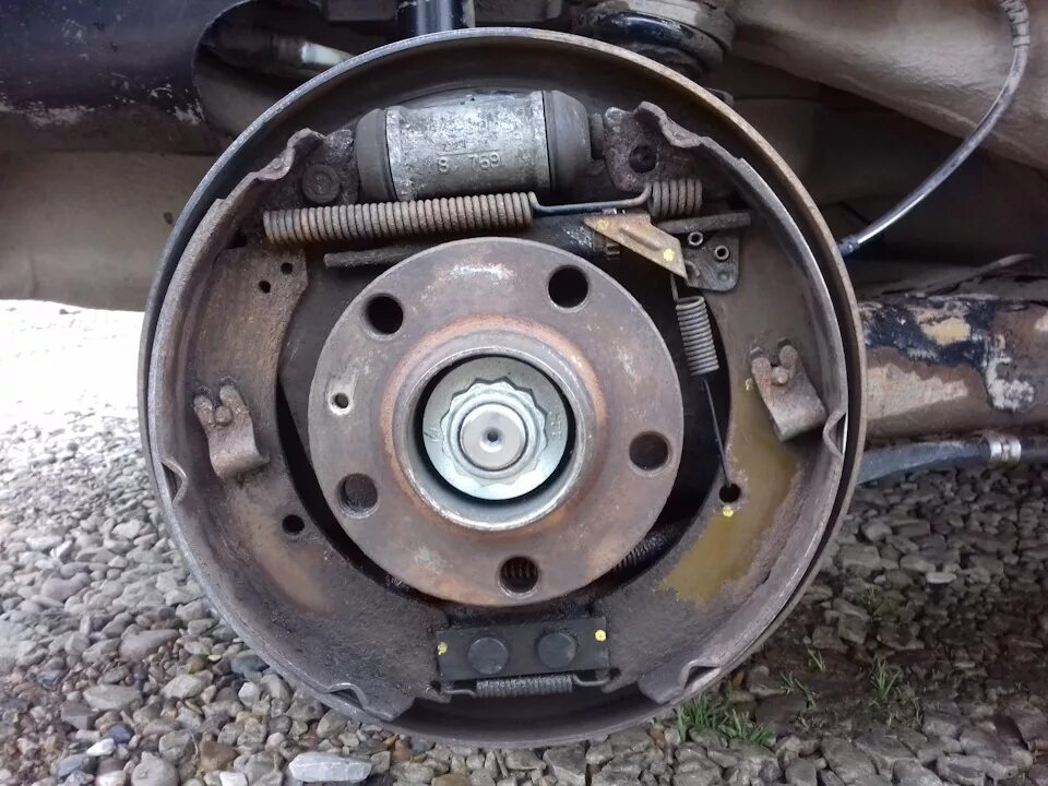 Замена задних тормозов - Volkswagen Golf Mk2, 1,6 л, 1986 года своими руками DRI
