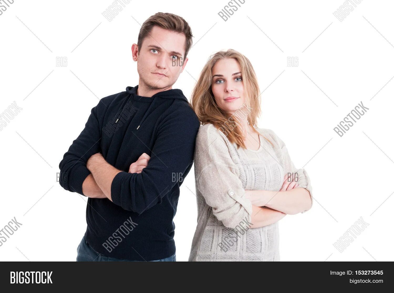 Два человека указывают друг на друга. Мужчина и женщина стоят рядом. Стоят спина к спине. Люди спина к спине. Мужчины спина к спине.