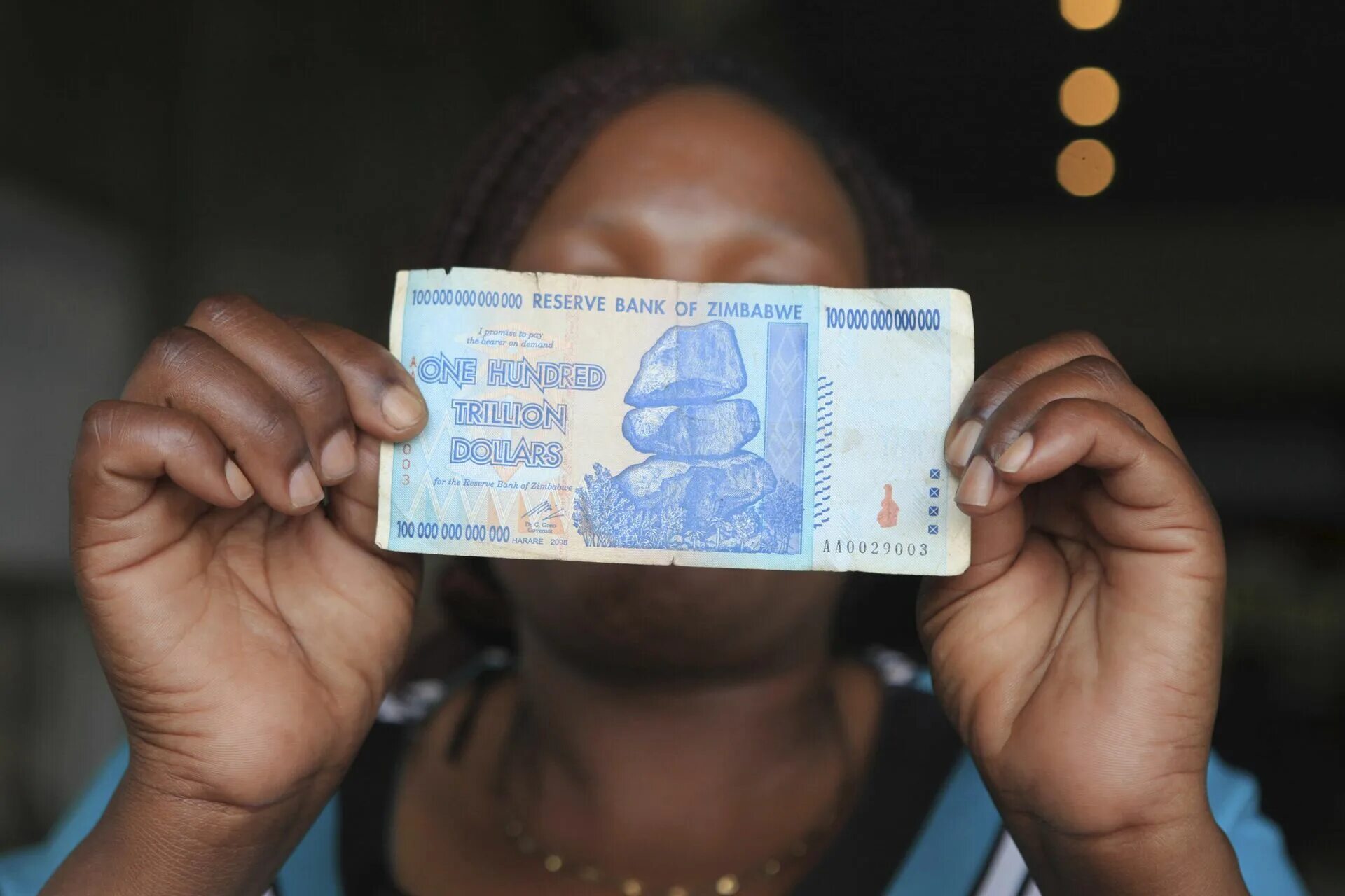 1 миллиард зимбабвийских долларов. 100 Триллионов зимбабвийских долларов. Самая крупная купюра Зимбабве. 100 Зимбабве. Доллар Зимбабве.