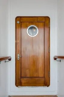 Дверь на корабле