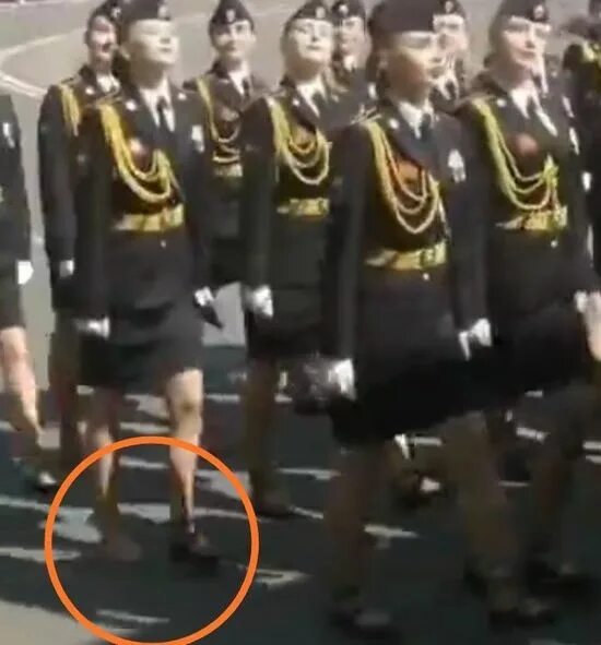 Потерянная туфелька на параде победы. Парад победы в калининграде девушки. Слетела туфля на параде. Туфелька на параде в калининграде. Парад победы 2020 в калининграде туфля.