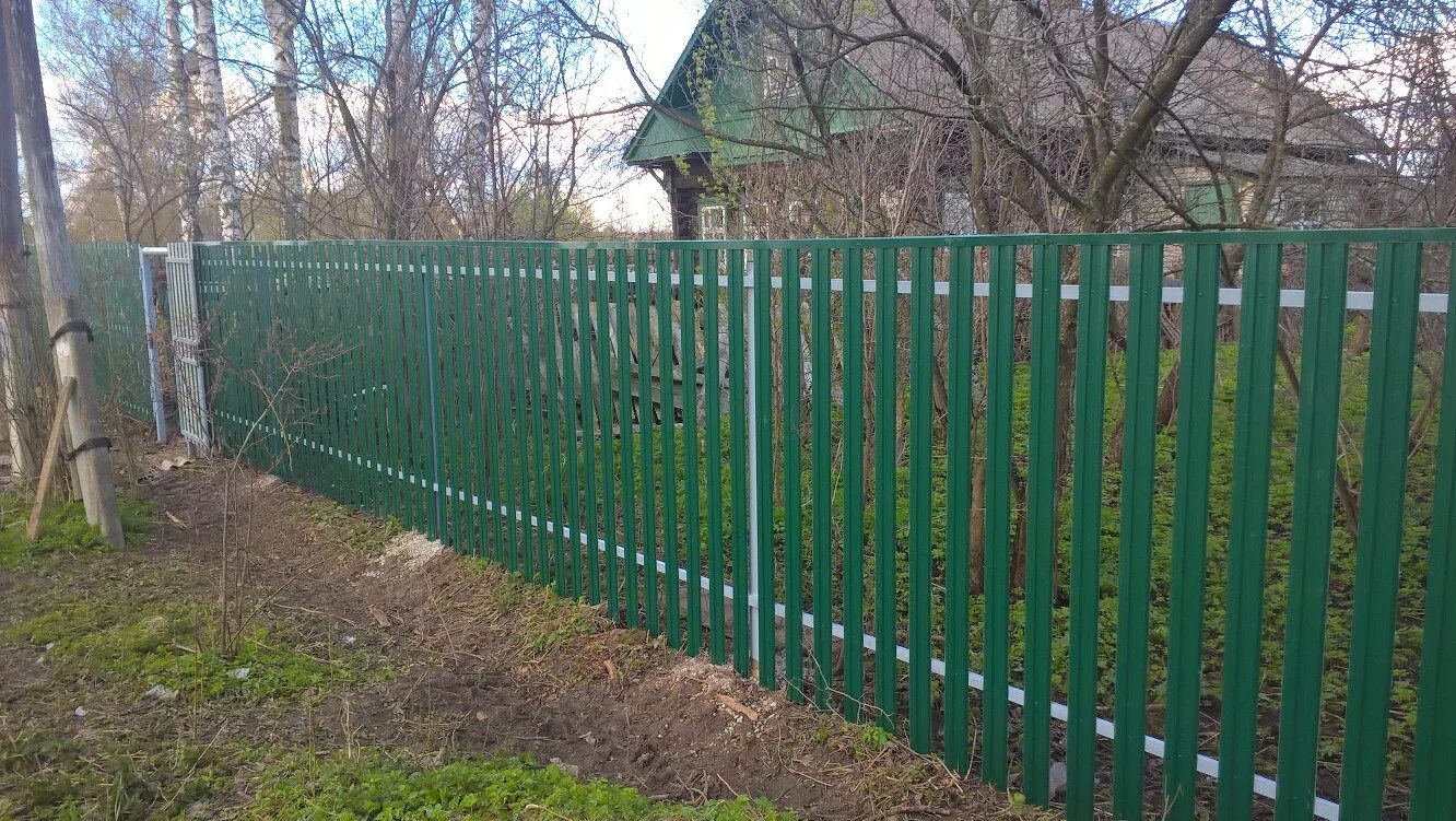 Заборы для дачи. Комбинированный забор из металлического штакетника. Комбинированный забор из профнастила и штакетника. Забор из профнастила штакетник.