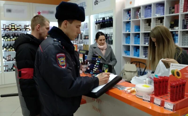 Продавец орел. Салон сотовой связи консультант. Девушка продавец. Ценник за 100 гр. Продавец орел.