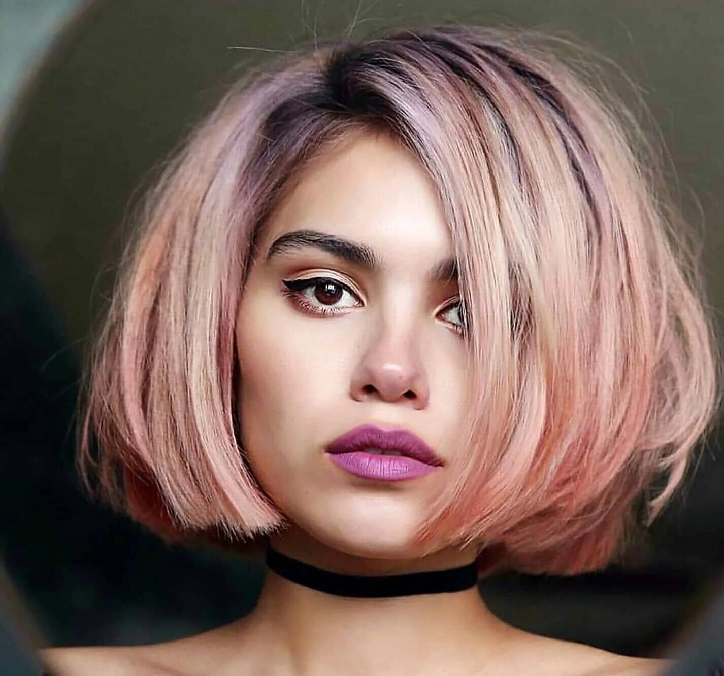 пепельное колорирование каре. бордовые короткие волосы. модное окрашивание волос 2023 на каре. каре модные цвета. креативное окрашивани.