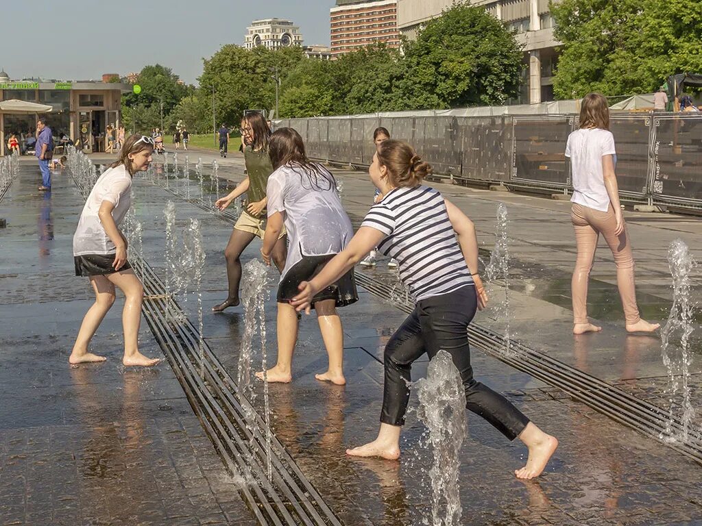 Мокрая в фонтане. Мокрая девушка в фонтане. Мокрая фотосессия фонтан. Музеон фонтан девушки.