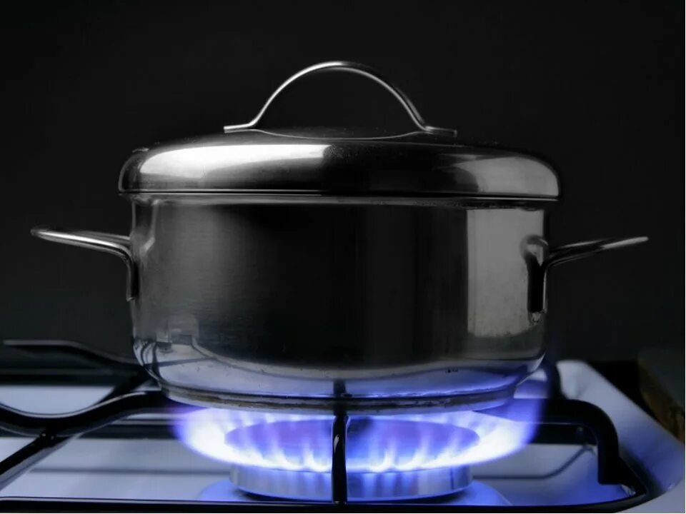 Мульти-кастрюля emile henry. Кухня плита кастрюли. Готовка на газовой плите. Кастрюлька на плите. На плите стоит кастрюля.