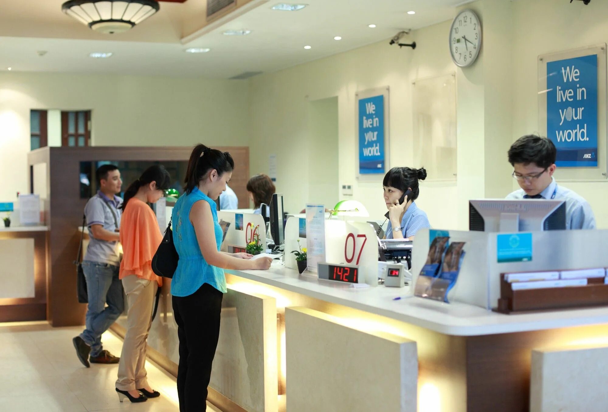 Working in bank. Сфера услуг банк. banking services. банковская услуга в тайване. musteri bank.