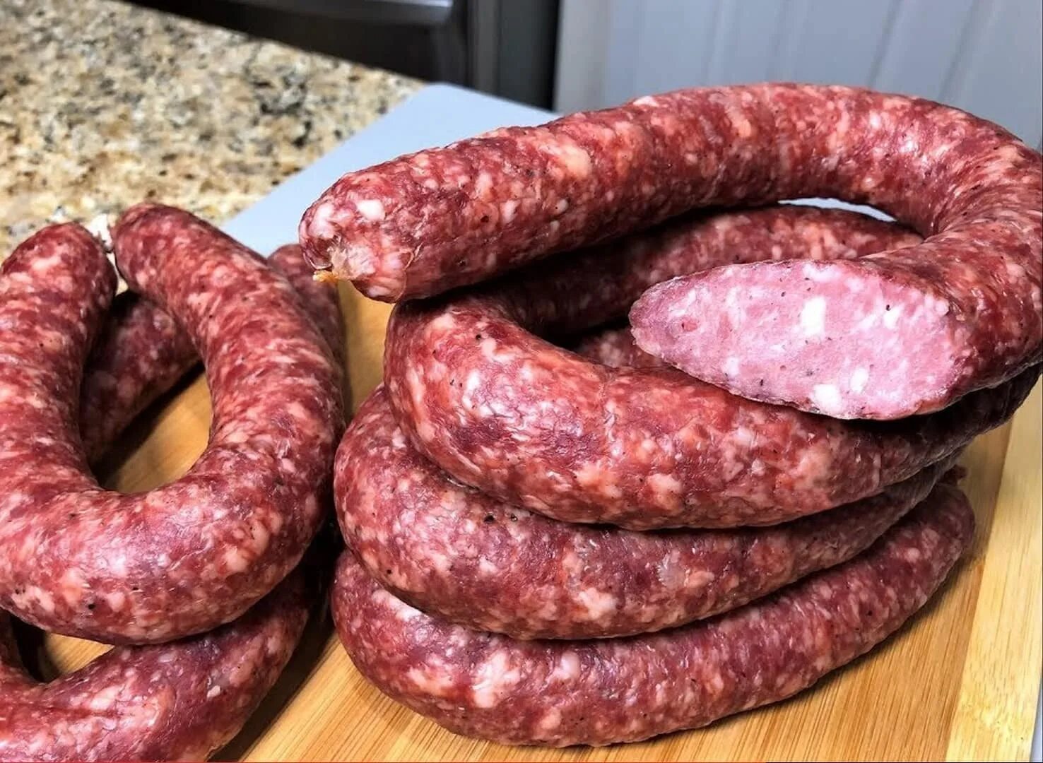 Колбаса домашняя рецепты сборная. Краковская домашняя колбаса. краковская колбаса в домашних. колбаса в духовке в домашних. домашняя колбаса в духовке.