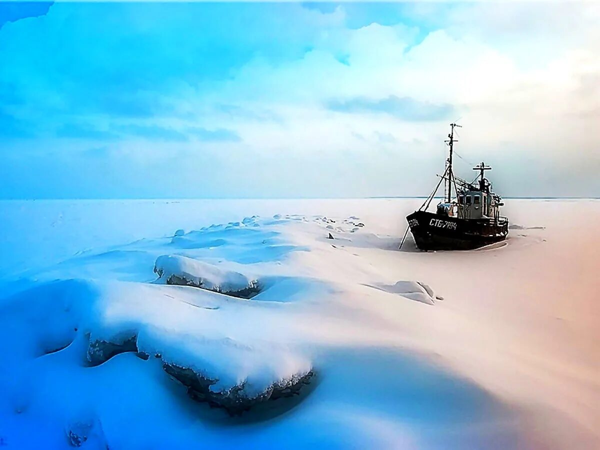 Небесный пароход. Охотское море зима. Корабль во льдах. Парусный корабль во льдах. Корабль зимой.