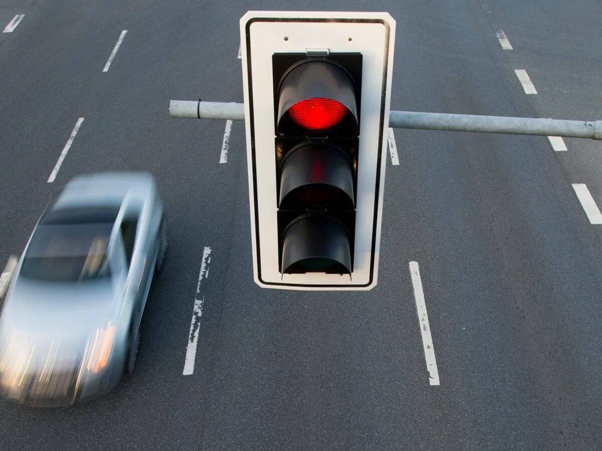 Красный свет штраф. Светофор для машин. Проезд на красный свет. Машина едет на красный свет. Проезд на запрещающий сигнал светофора.