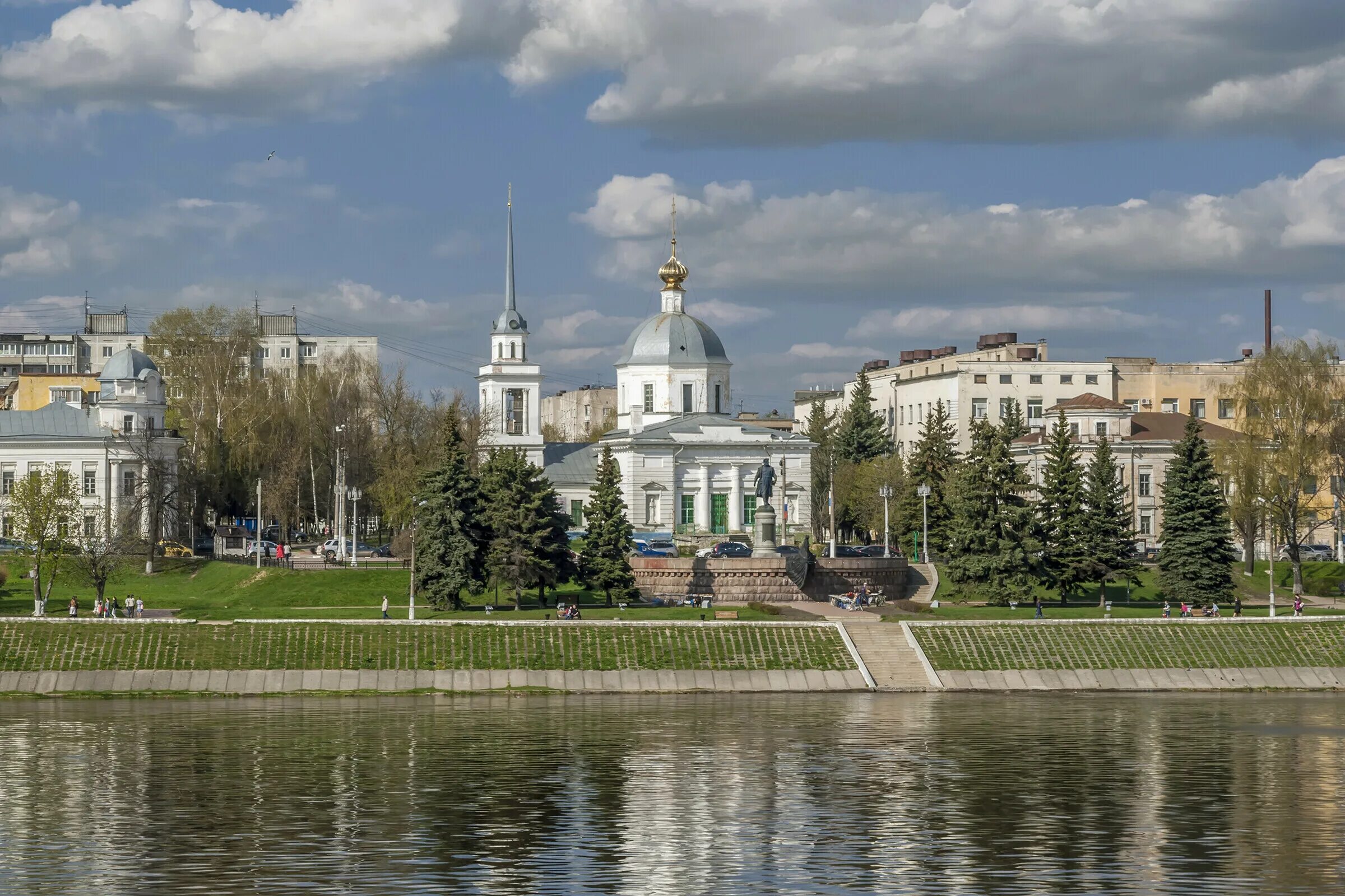 Тверь. Тверь достопримечательности набережная Афанасия Никитина. Тверь набережная Афанасия Никитина парк. Версальский трезубец Тверь. Тверь исторический центр.