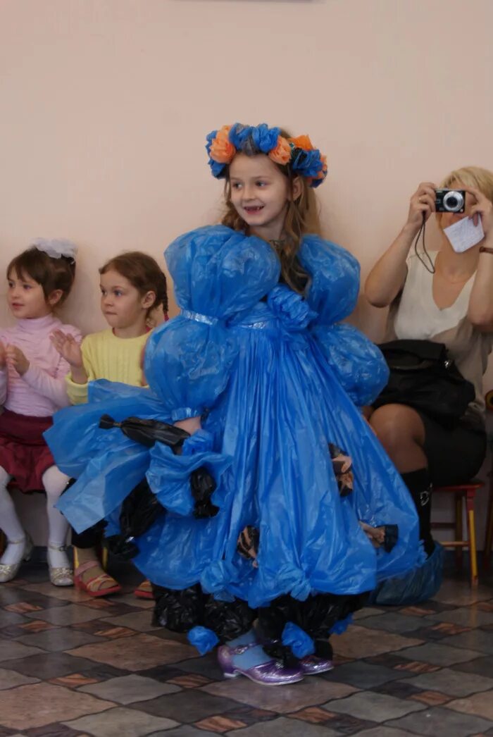 костюм из мусора для девочки. костюмы из природного материала для детей. модное дефиле в детском саду. экомода костюмы для детей в детском саду. одежда из бросового материала для детей.