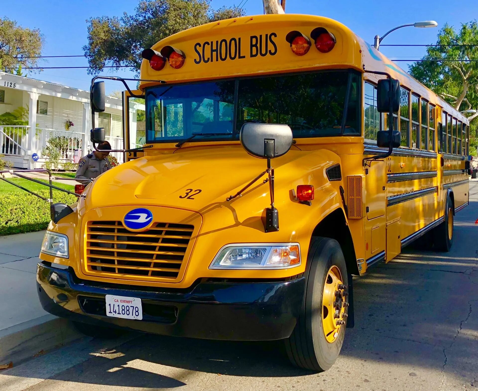 Автобус паз сахалин. School bus driver. Школьный автобус у школы. Школьный автобус воронеж. Школьный автобус маленький.