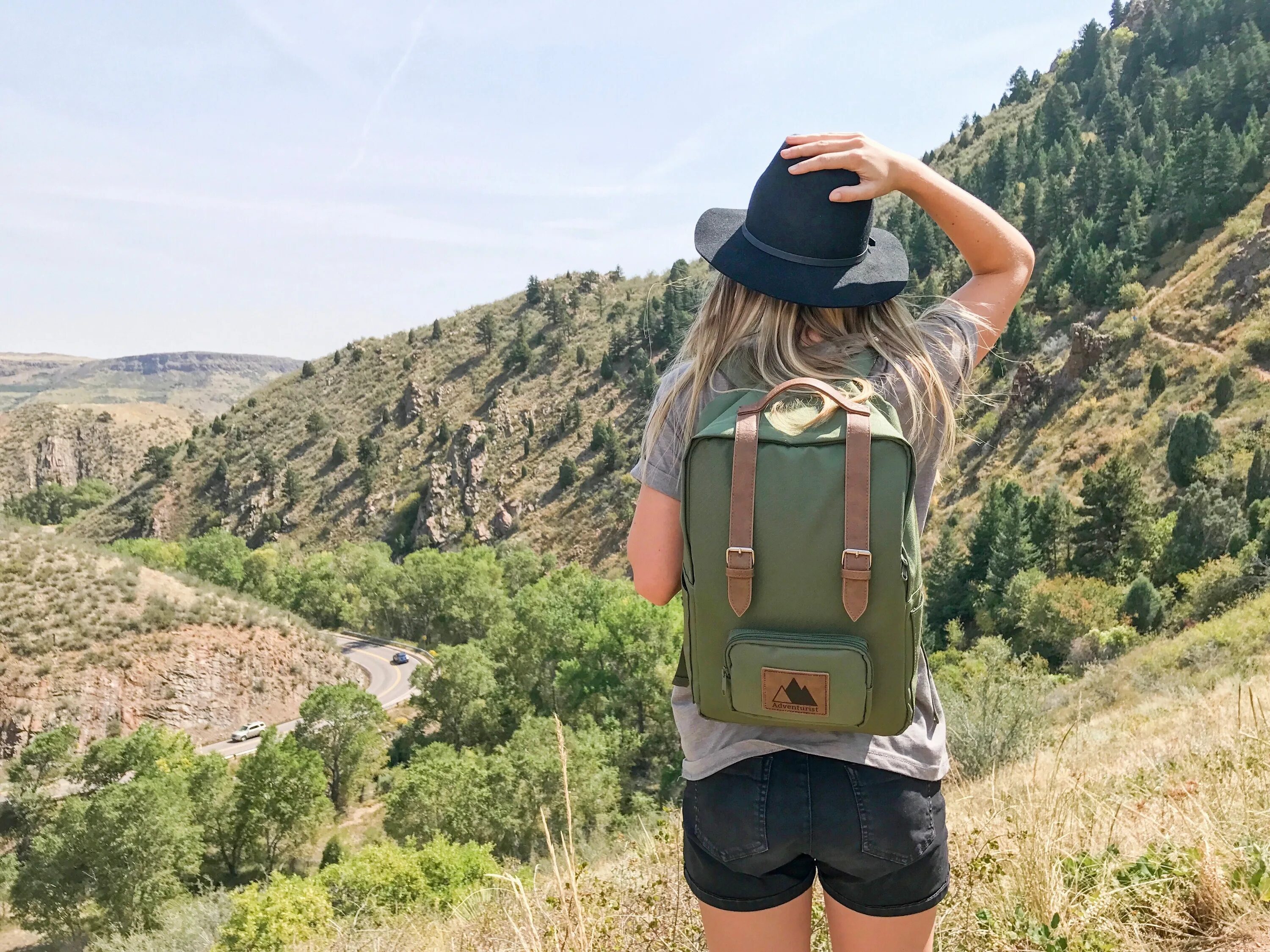 Traveler s backpack мод. Женщина с рюкзаком на фоне гор. back рюкзак. travel backpack мод. экологичный рюкзак.
