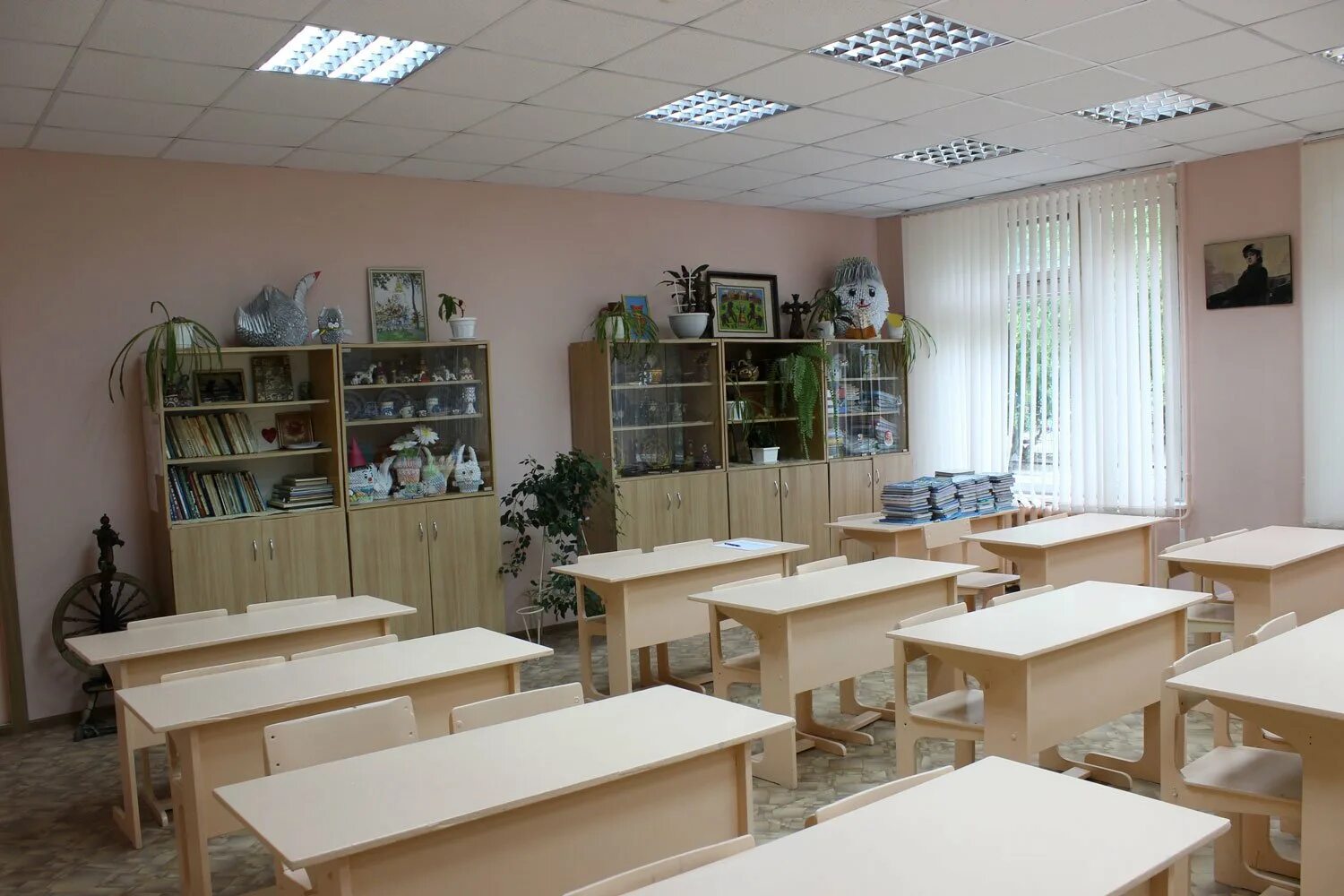 Интерьер изостудии для детей. Оборудование для кабинета рисования. Современный школьный класс. Изостудия интерьер. Школа искусств кабинеты.