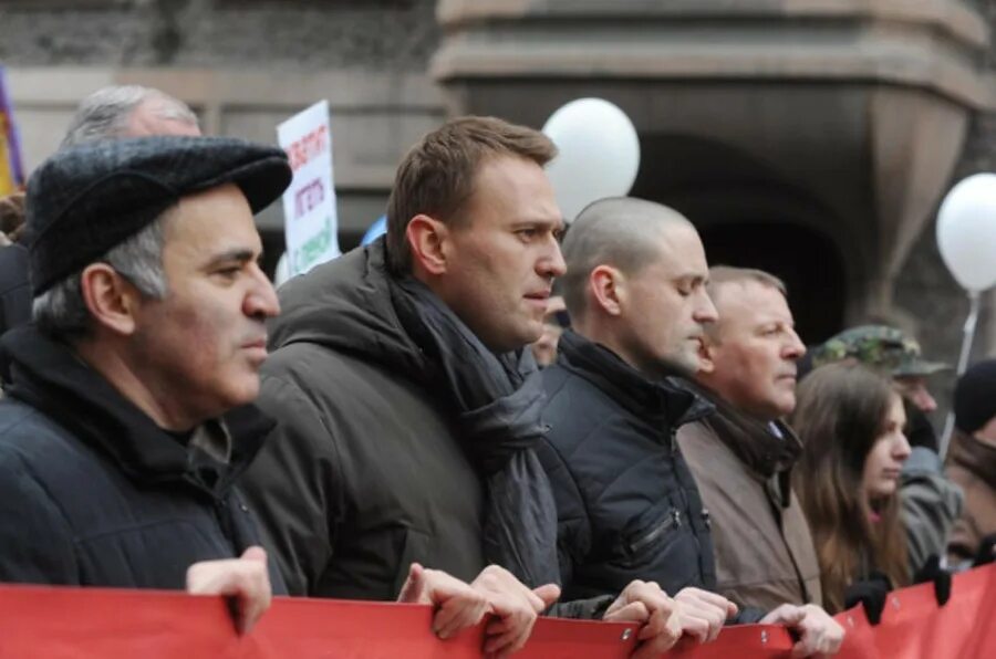 За кого голосует оппозиция. Навальный Удальцов Каспаров Немцов. Яшин Немцов Навальный. Немцов и Навальный.