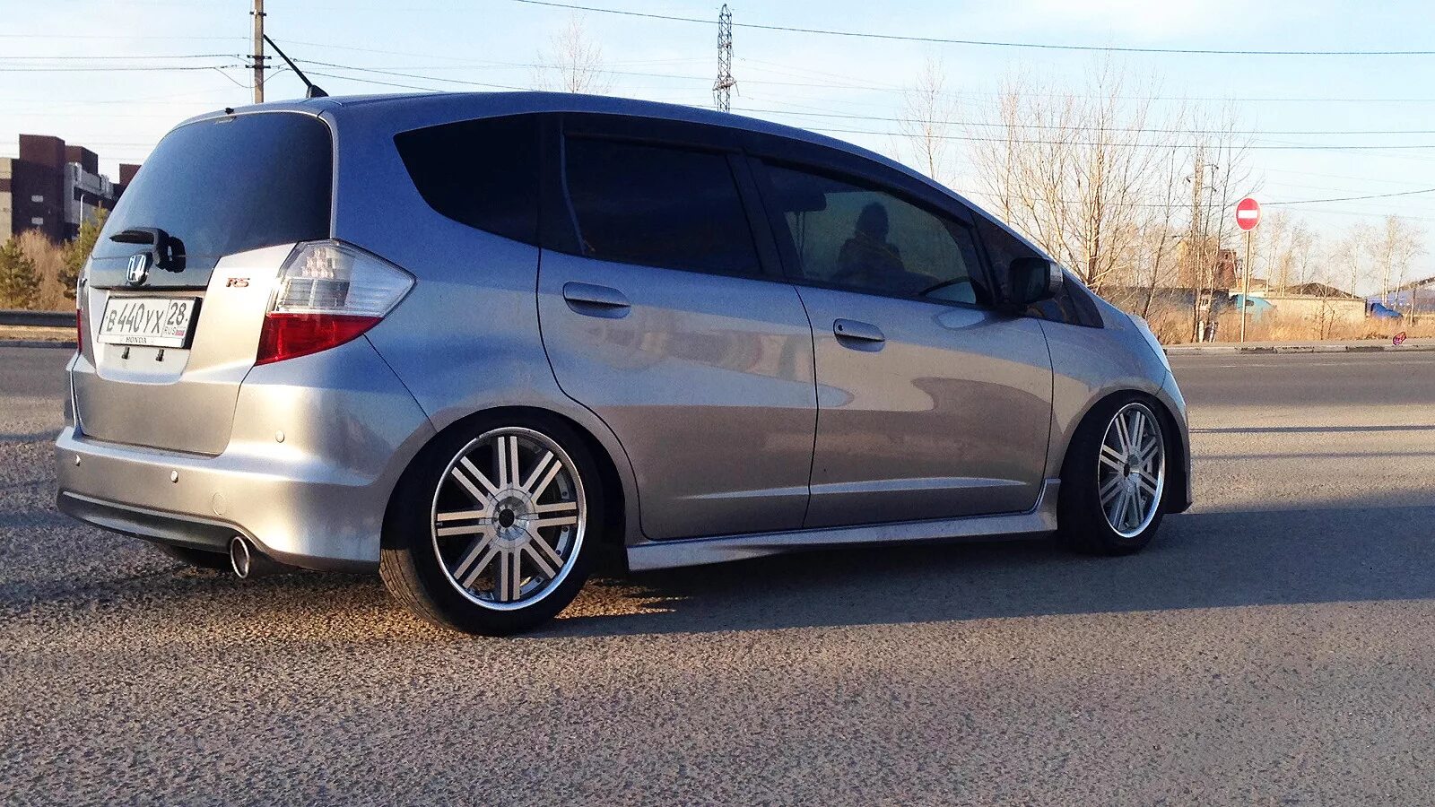 Хонда фит на 16 дисках. Хонда фит на 15 дисках. Хонда фит 15 колеса. Honda fit 2002. Хонда фит на 16 дисках.