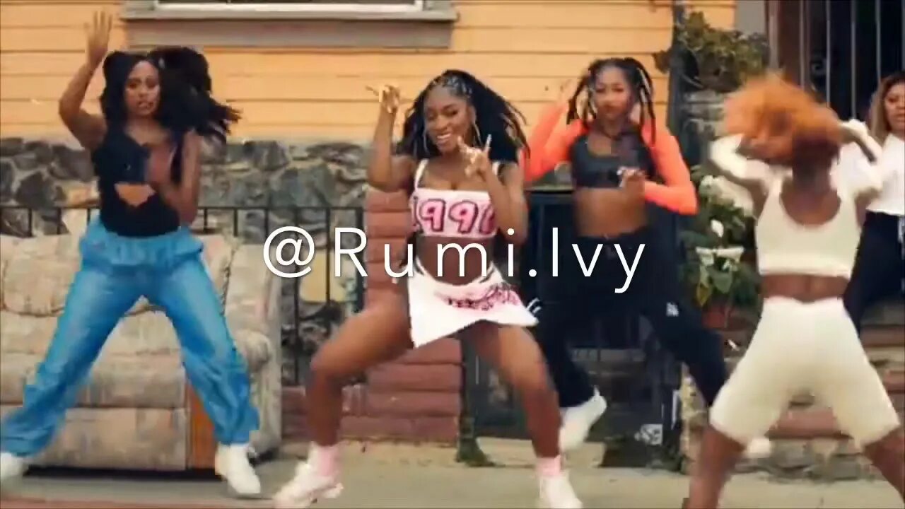Клипы где негры танцуют. Афроамериканки танцуют. Негритянка танцует. Афроамериканка танцует. Негритянский танец девушки.