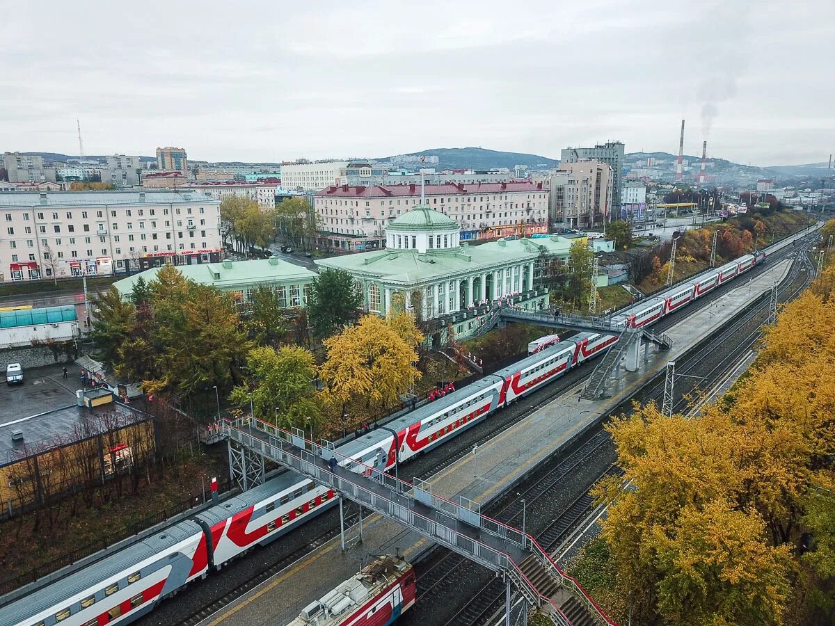 Мурманская железная дорога. Железнодорожный вокзал Мурманск. Мурманский ЖД вокзал. Вокзал Мурманск платформы. Станция вокзал Мурманск.