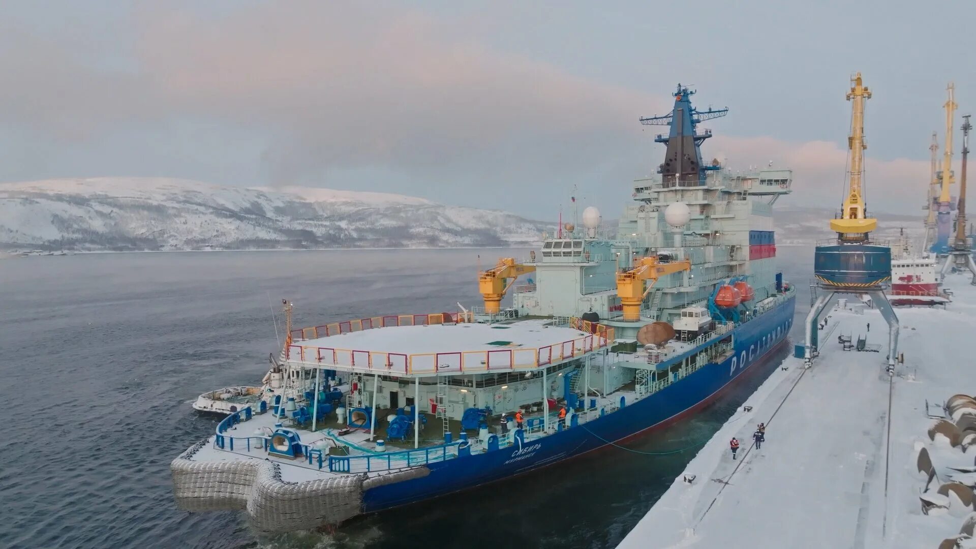 Поднятие флага на ледоколе святогор. Где находится ледокол сибирь. Ледокол арктика проекта 22220 и сибирь. Атомфлот ледокол арктика. Атомный ледокол 22220.