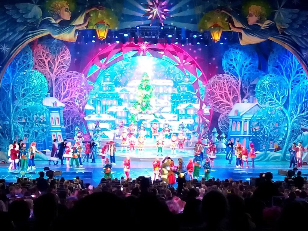 Кремлевская елка 2023. Елка в кремле. Кремлевская елка 70 годы подарок. Кремлевская елка амфитеатр. Елка в кремлевском дворце.