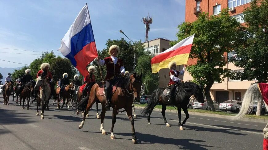 Южная Осетия и Россия. Флаг России и Осетии. Осетия это Россия. Флаг Владикавказа.