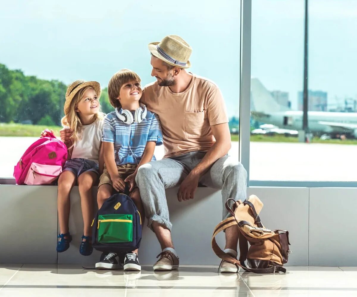 Travelling is very popular nowadays. Путешествие с семьей. Семья путешествует. Путешествие всей семьей. Счастливая семья путешествует.