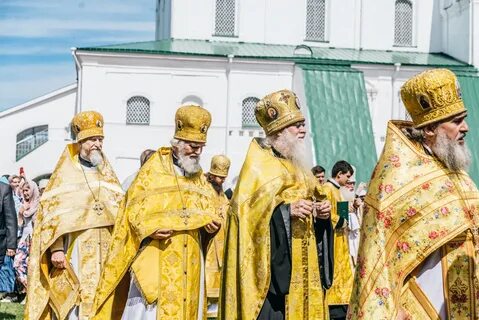 Несмотря на официальные славословия и торжественные молебны