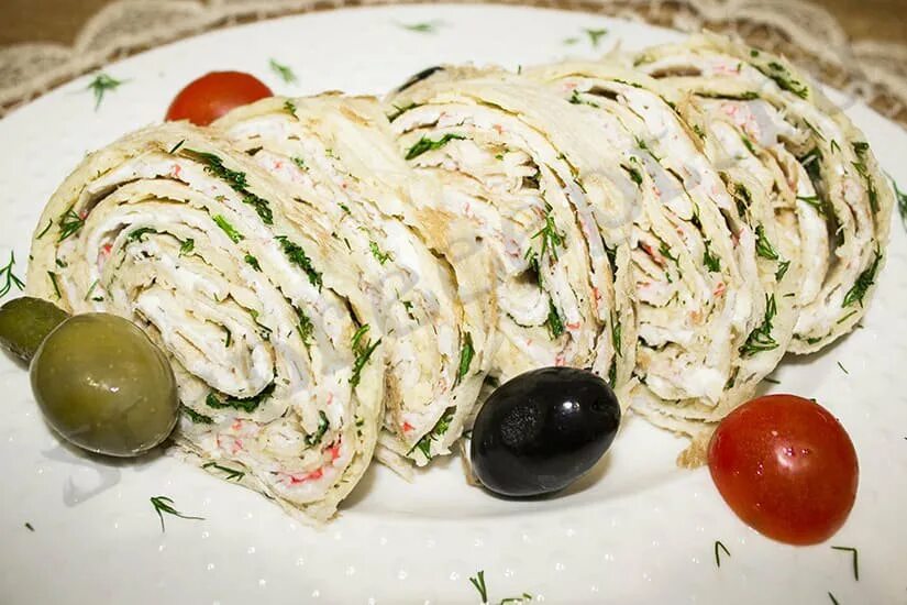 В лаваше огурец яйцо крабовые. Лаваш с крабовыми палочками и сыром и яйцом. Рулет из лаваша. Рулет из лаваша с крабовыми палочками и сыром. Закуска рулет из лаваша с крабовыми палочками.