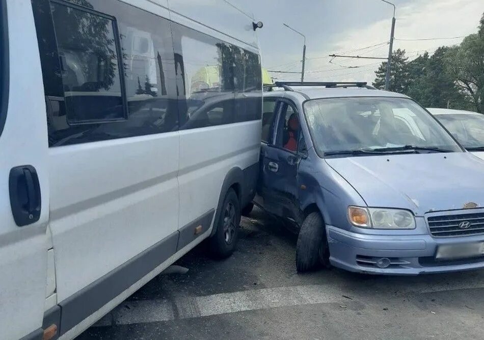 Маршрутка брянск белые берега выходным. Дорожно-транспортное происшествие. авария с 34 маршруткой брянск. маршрутка на 8 человек.