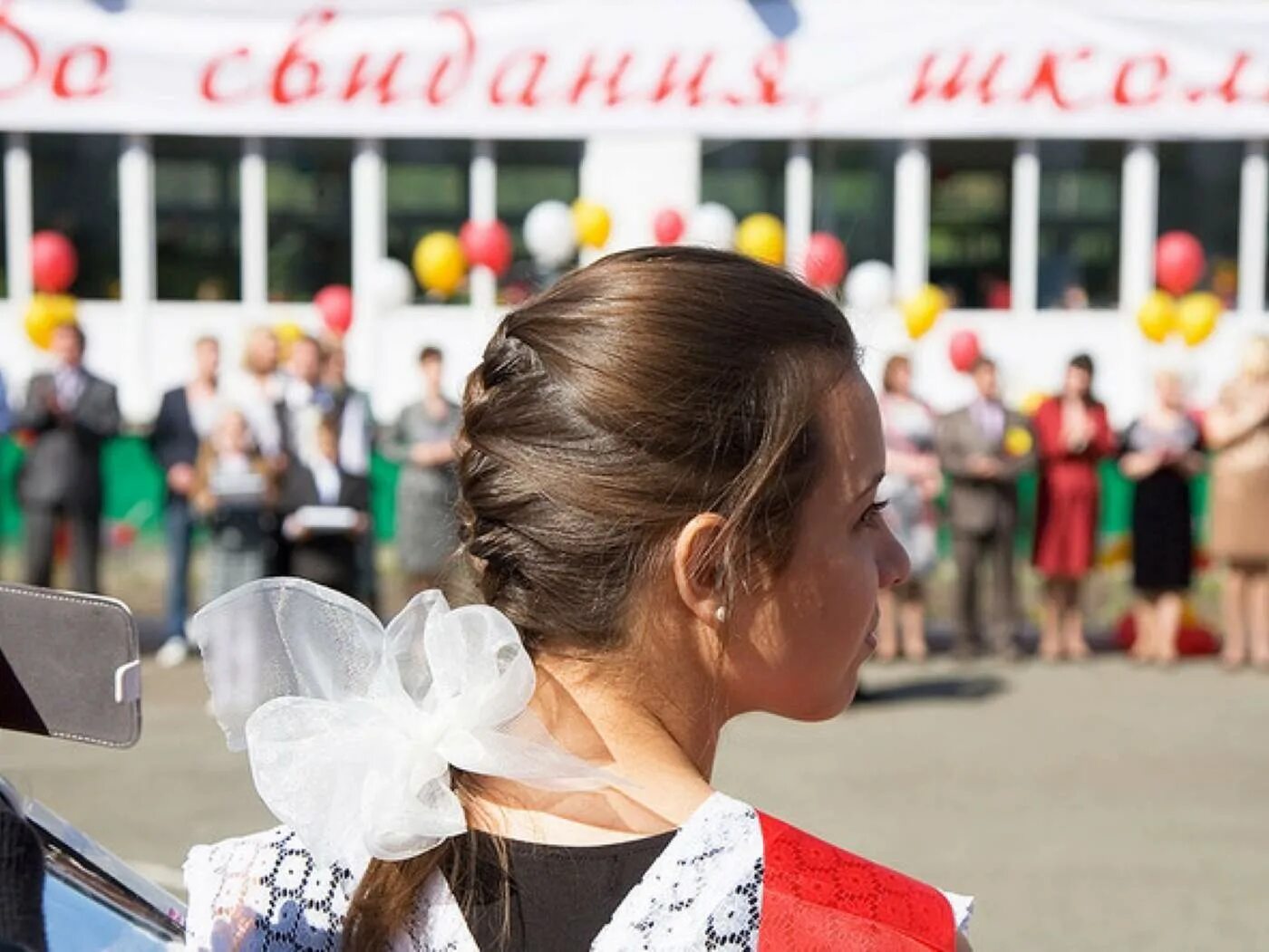 Дадут последний звонок. Последний звонок. Последний звонок выпускники. Последний звонок Подмосковье. Ленточка выпускника.