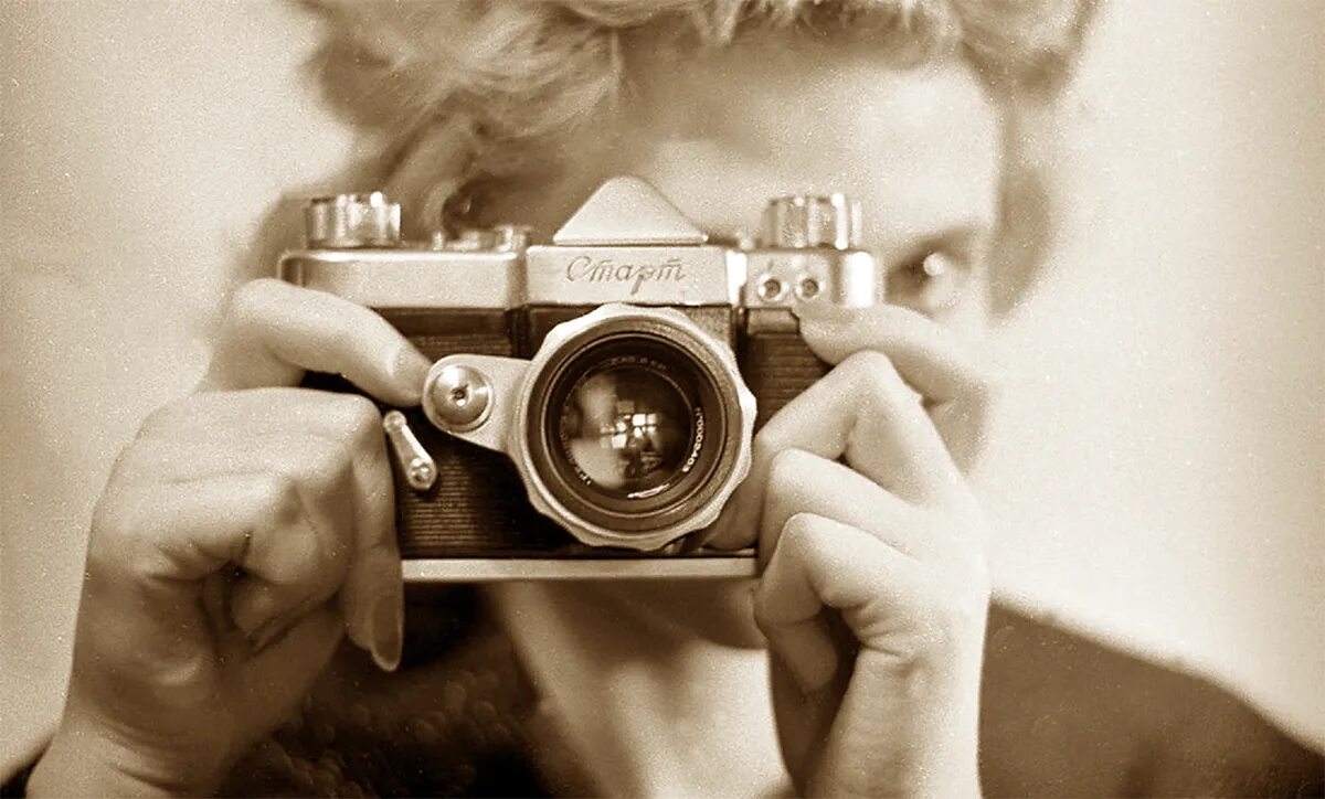Камера стала черно белой. Старый фотограф. Профессия фотограф. Фотографы 20 века. Фотограф СССР.