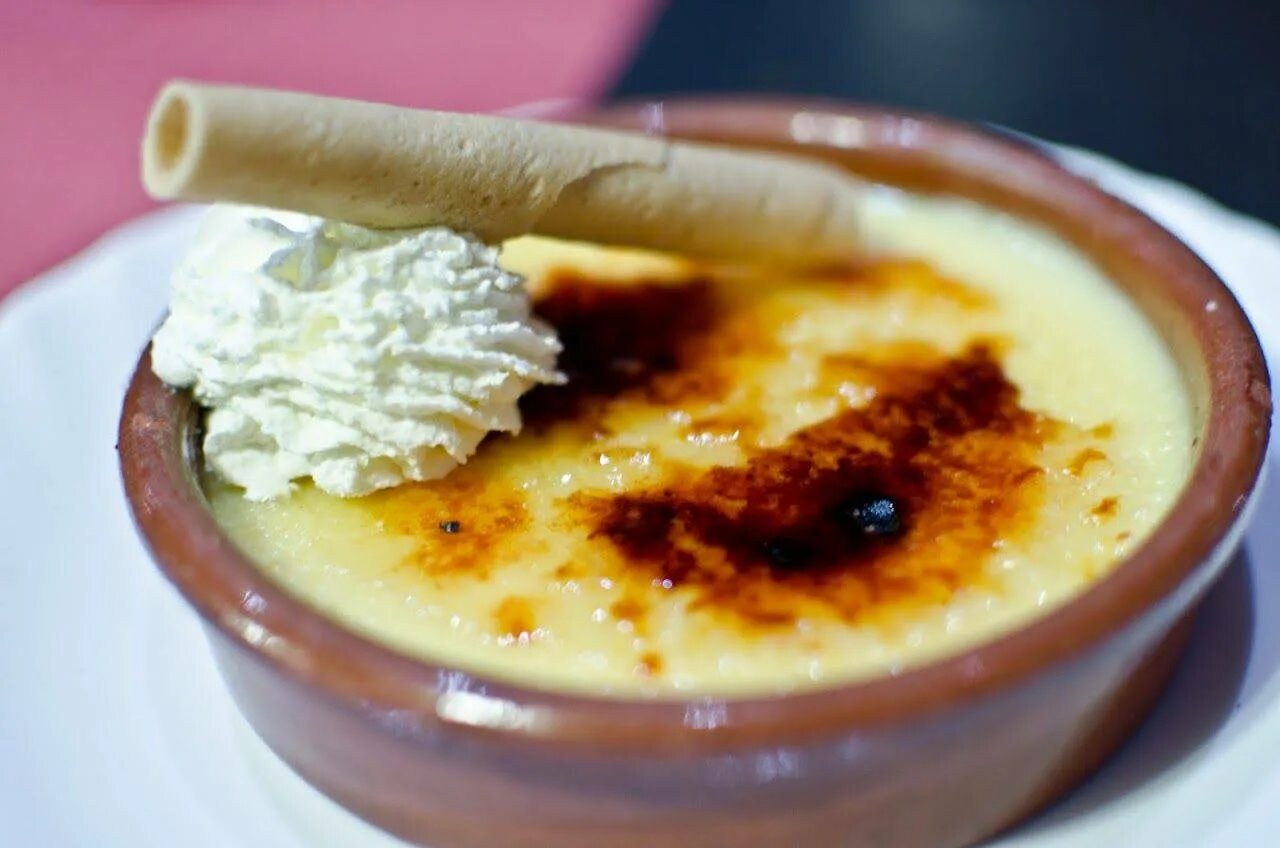 Крем де Каталана. Каталонский крем десерт. Испанская крема Каталана. Каталонский крем с маракуйей. Крем каталана